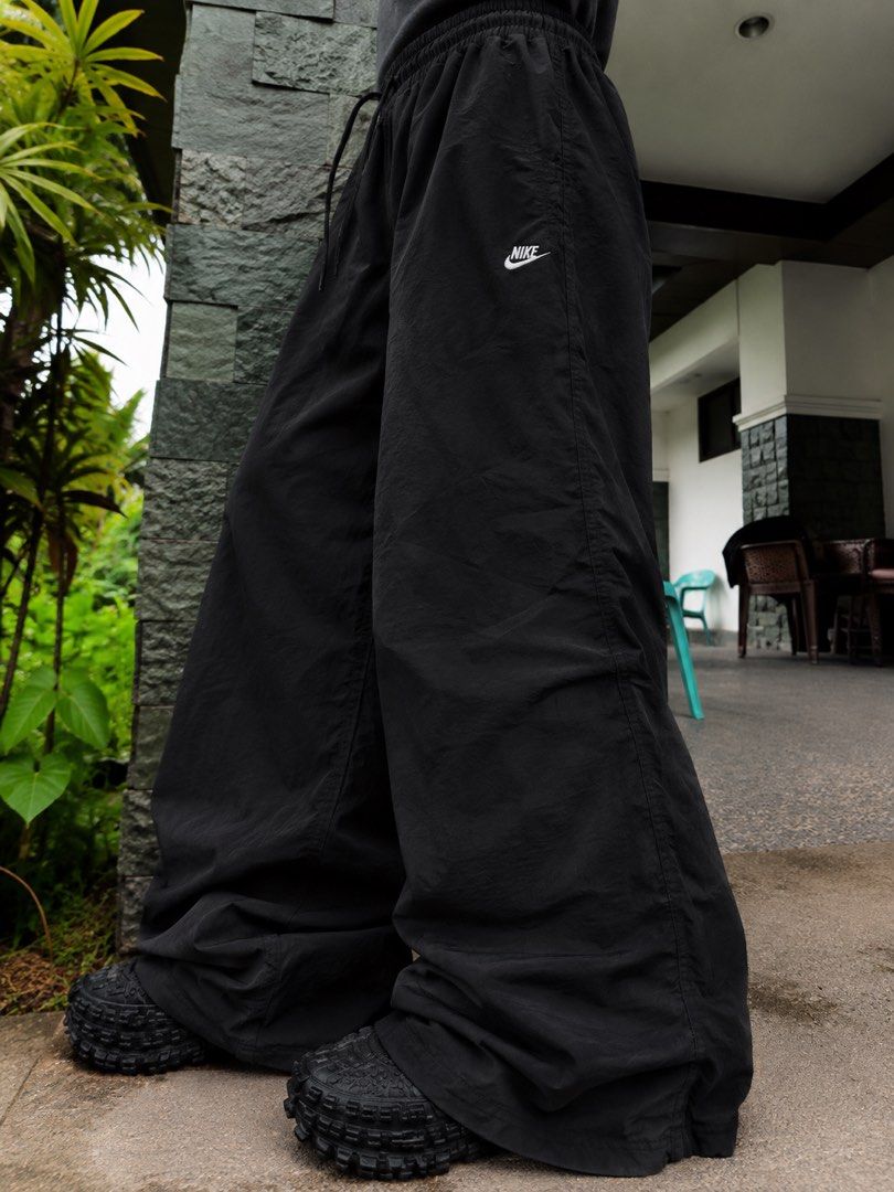 Black Nike Sweatpants (Category: Activewear) located in Manila. Submitted by jamesgrefi35527 (Listing ID 1466112421, Image 1). Description: Dm.