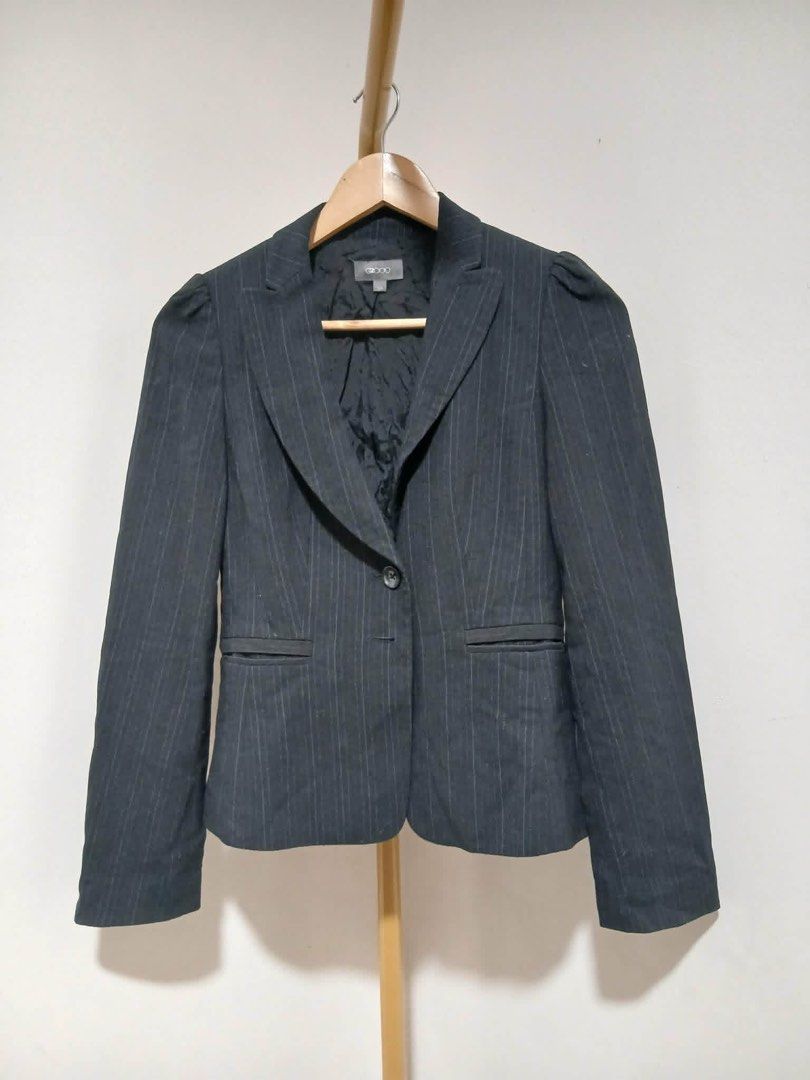 Black Pinstriped Blazer (Category: Coats, Jackets and Outerwear) located in Mexico. Submitted by studioleraph (Listing ID 1466051348, Image 1). Description: Measurements: Shoulder: 12.5 Chest: 15 Length: 21.5 Arm Hole: 12 🛍️ Perfect for your personal wardrobe 🫶 👗 The actual item being sold is the original garment shown in the product photos. Small differences in fit, drape, color, texture, or details may occur. 💌 Condition: • Preloved; Please