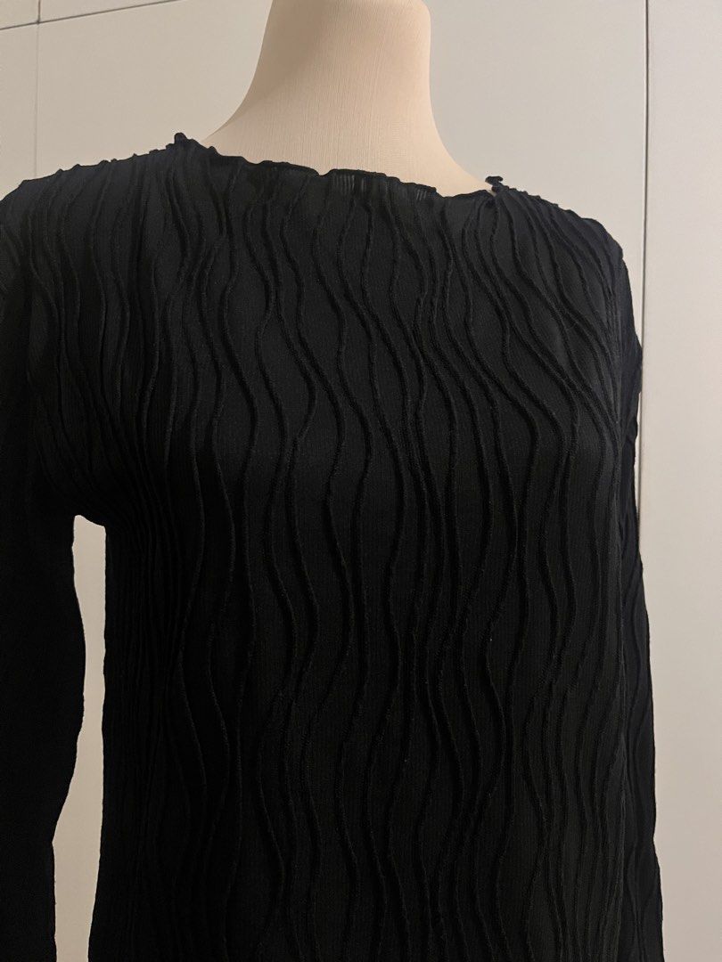 Black Pleated Long Sleeve Blouse (Category: Longsleeves) located in Cabanatuan. Submitted by chinmndz (Listing ID 1465981426, Image 2). Description: Prices are negotiable !! ദ്ദി(˵ •̀ ᴗ - ˵ ) ✧ Feel free to ask for more details. - Large-XL - Color: Black - Style: Long sleeve top with all-over textured vertical pleats - Details: Round neckline with trendy lettuce hem - Fit & Fabric: Lightweight with slight stretch for all-day comfort - Versatility