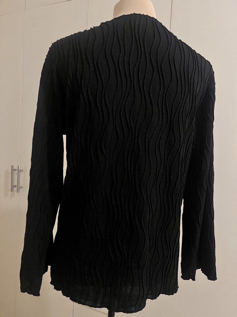 Black Pleated Long Sleeve Blouse (Category: Longsleeves) located in Cabanatuan. Submitted by chinmndz (Listing ID 1465981426, Image 3). Description: Prices are negotiable !! ദ്ദി(˵ •̀ ᴗ - ˵ ) ✧ Feel free to ask for more details. - Large-XL - Color: Black - Style: Long sleeve top with all-over textured vertical pleats - Details: Round neckline with trendy lettuce hem - Fit & Fabric: Lightweight with slight stretch for all-day comfort - Versatility