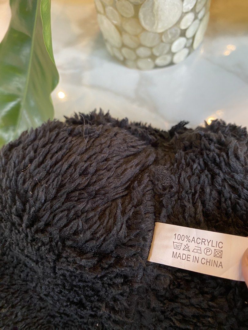 Black Pom-pom bonnet/beanie (Category: Beanies) located in Makati City. Submitted by indaysukaycloset (Listing ID 1465975675, Image 3). Description: BLACK POM-POM BONNET / BEANIE Color: Black Size: Free size / One size - Unisex Details: - Cable knit design - makapal, soft, stretchy - With big fur pom-pom on top (faux fur) - Cuffed / ribbed hem - mainit sa ulo - Material: 100% Acrylic - MADE IN CHINA - Perfect for Baguio / Tagaytay / travel / wint