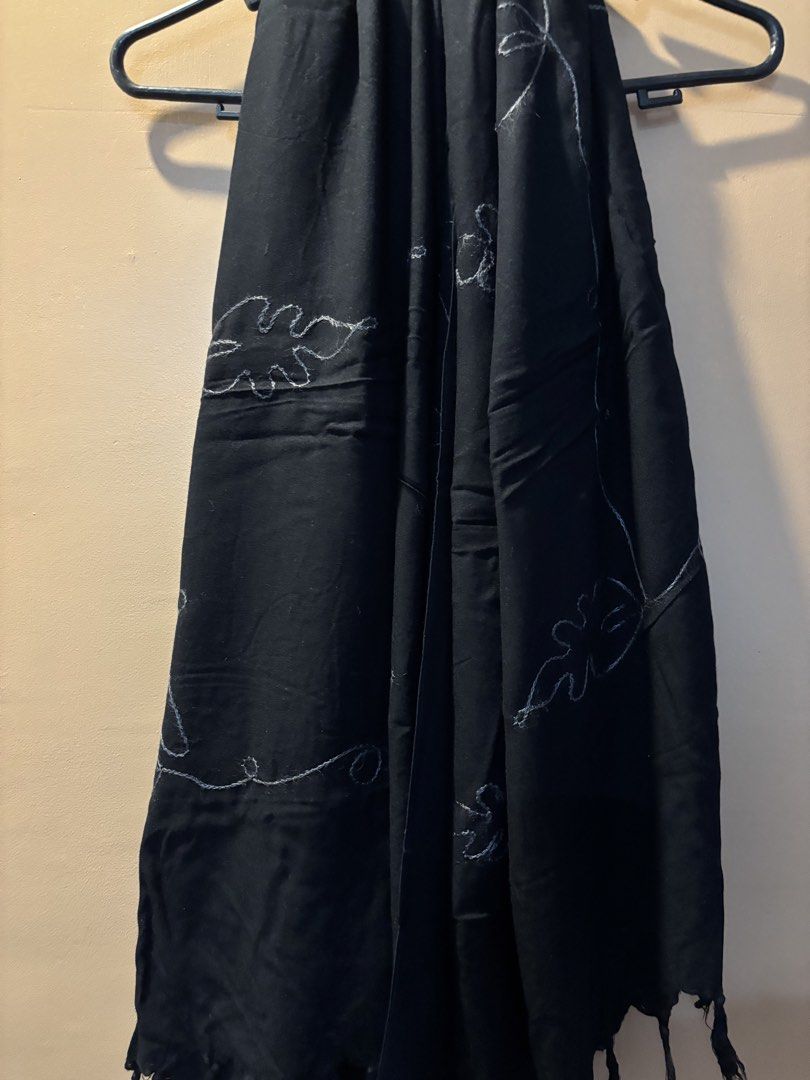 Black scarf with white leaf embroidery (Category: Scarves) located in Manila. Submitted by shopmik4scloset (Listing ID 1466010826, Image 3). Description: Hi 👋🏽 Yes, it’s available :) No issues 📍: Sampaloc Manila 🚚: Lalamove or J&T 💵: Gcash No meet ups, cod or free sf ! .