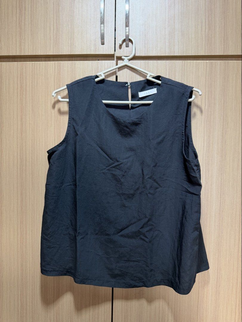 Black sleeveless blouse like uniqlo (Category: Sleeveless) located in Manila. Submitted by sjeefsells (Listing ID 1465959359, Image 2). Description: .