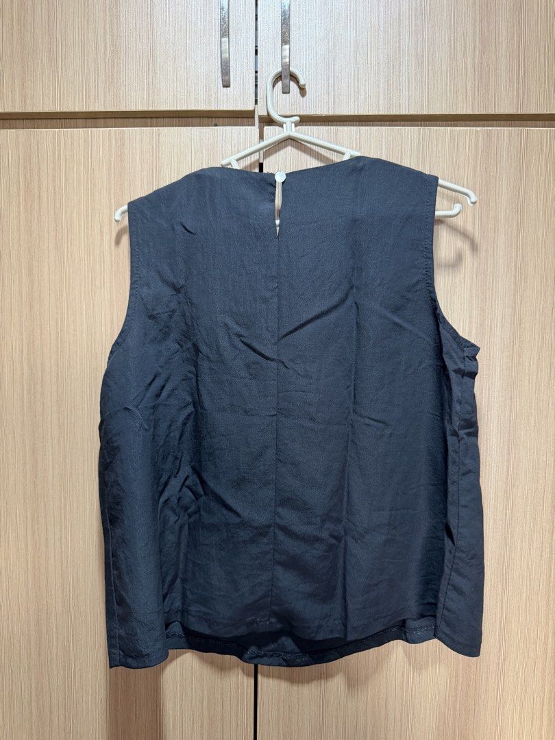 Black sleeveless blouse like uniqlo (Category: Sleeveless) located in Manila. Submitted by sjeefsells (Listing ID 1465959359, Image 3). Description: .