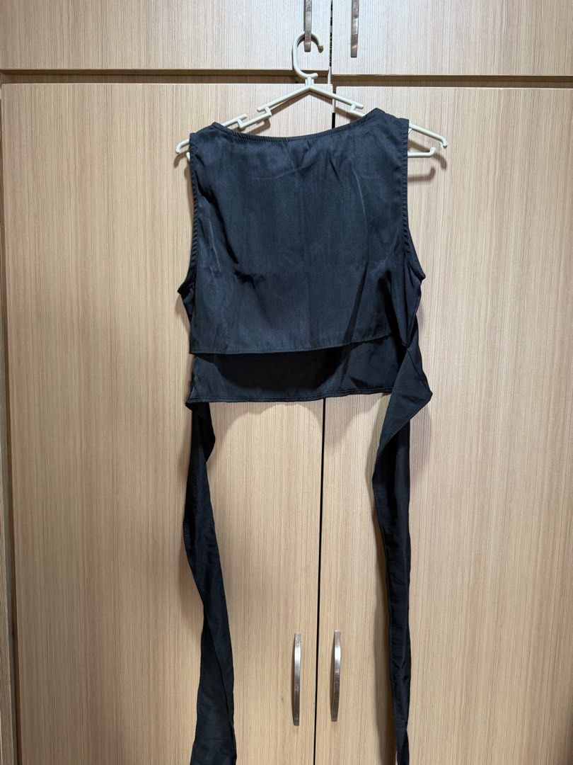 Black sleeveless top with bow back detail (Category: Sleeveless) located in Manila. Submitted by sjeefsells (Listing ID 1465960300, Image 3). Description: .