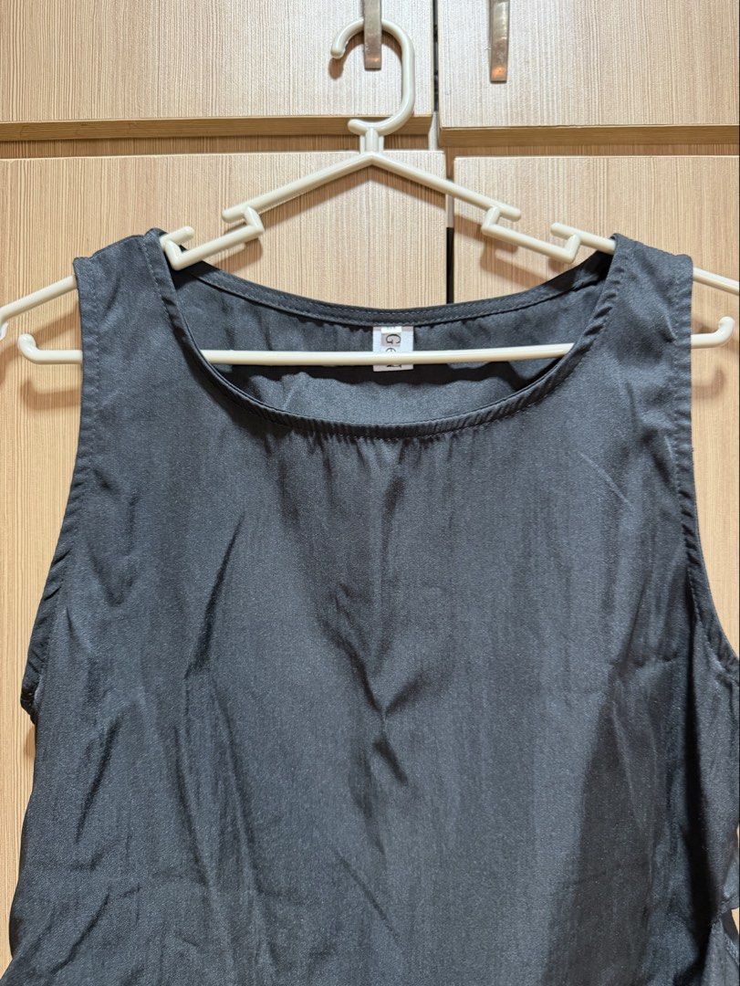 Black sleeveless top with bow back detail (Category: Sleeveless) located in Manila. Submitted by sjeefsells (Listing ID 1465960300, Image 2). Description: .