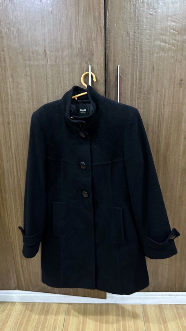 Black Structured Coat / High-Neck Wool Jacket – S-M + FREE Sweater (Category: Coats, Jackets and Outerwear) located in Muntinlupa City. Submitted by pgba_ (Listing ID 1466082732, Image 1). Description: Classic black structured coat with a clean, timeless silhouette 🖤 * Fits S–M * Can be worn high-neck or with the collar folded down * Above-knee length, falls around the thighs * Two front pockets * Structured, slightly textured fabric * Perfect f