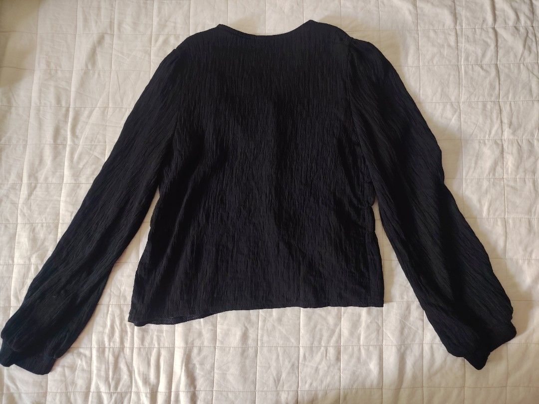 Black Textured Long Sleeve (Category: Longsleeves) located in Tarlac. Submitted by your_finds (Listing ID 1466014738, Image 2). Description: Description: - Medium ang size - Color black - Working ang buttons Condition: 9/10 / Very good condition Issue: May konting dumi (not sure if washable) Medida size (inch) Bust: 36-38 Length: 20.