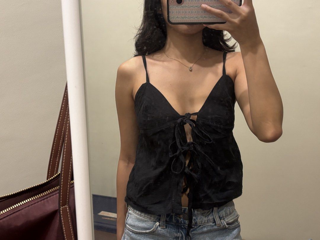 Black tie front cami tank linen top (Category: Sleeveless) located in Paranaque City. Submitted by domisclosett (Listing ID 1466089568, Image 2). Description: - Color: Black - Style: Cami top with thin straps and V-neckline - Details: Multiple tie-front bows down the center chest - Fabric: Lightweight, perfect for warm weather or layering - Condition: Worn a few times, still in great shape loc: parañaque/muntinlupa area mop: gcash, maribank, goty