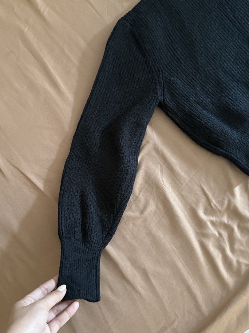 Black Turtleneck Ribbed Long Sleeve Sweater (Category: Longsleeves) located in Pasay City. Submitted by cheyennesayson (Listing ID 1465976558, Image 3). Description: - Color: Classic Black - Can fit S-M - Style: Ribbed knit turtleneck sweater with a chic cropped silhouette - Fit: Long sleeves with fitted cuffs and a thick ribbed hem - Material: Soft and warm wool-blend texture, perfect for cooler weather - Versatility: Super easy to match with je