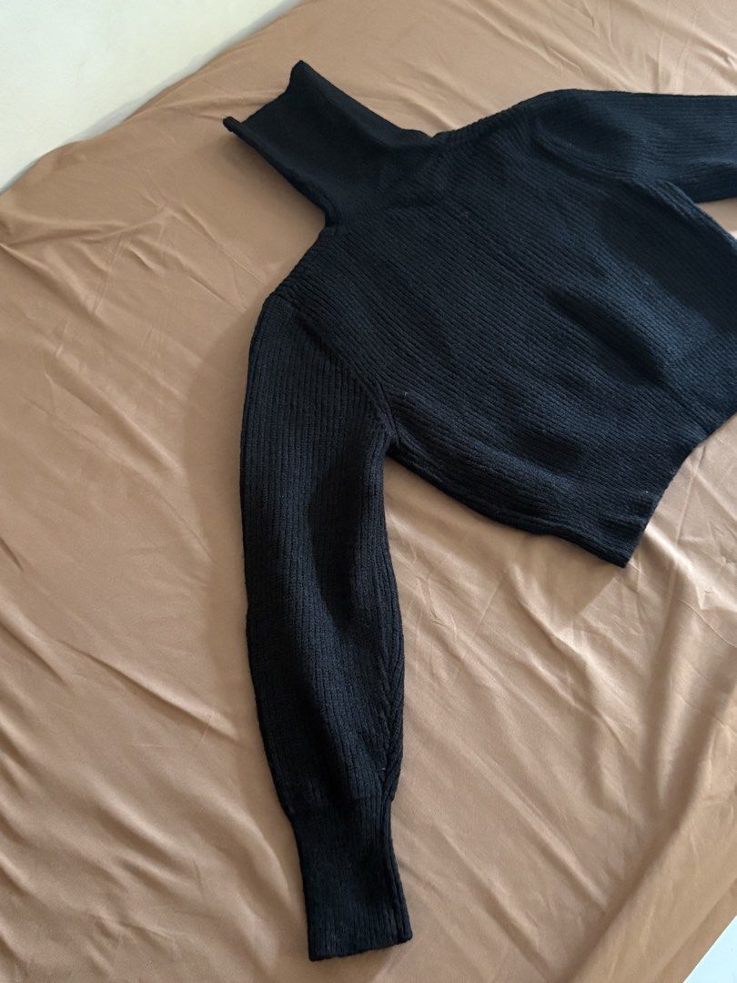 Black Turtleneck Ribbed Long Sleeve Sweater (Category: Longsleeves) located in Pasay City. Submitted by cheyennesayson (Listing ID 1465976558, Image 2). Description: - Color: Classic Black - Can fit S-M - Style: Ribbed knit turtleneck sweater with a chic cropped silhouette - Fit: Long sleeves with fitted cuffs and a thick ribbed hem - Material: Soft and warm wool-blend texture, perfect for cooler weather - Versatility: Super easy to match with je