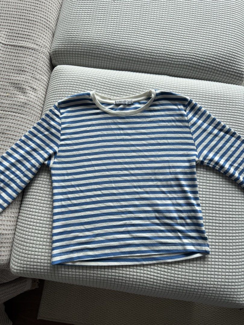 Blue and white striped long sleeves (Category: Longsleeves) located in Manila. Submitted by sofiashionable (Listing ID 1466034061, Image 1). Description: .
