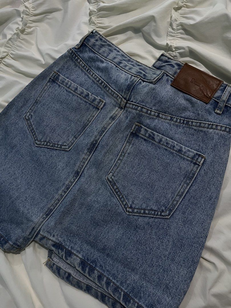 Blue denim mini skirt with front slit (Category: Skirts) located in Kapalong. Submitted by elleclo (Listing ID 1466094416, Image 2). Description: - Flattering high-waist cut with front zipper and button closure MOP: GCASH & MARIBANK.