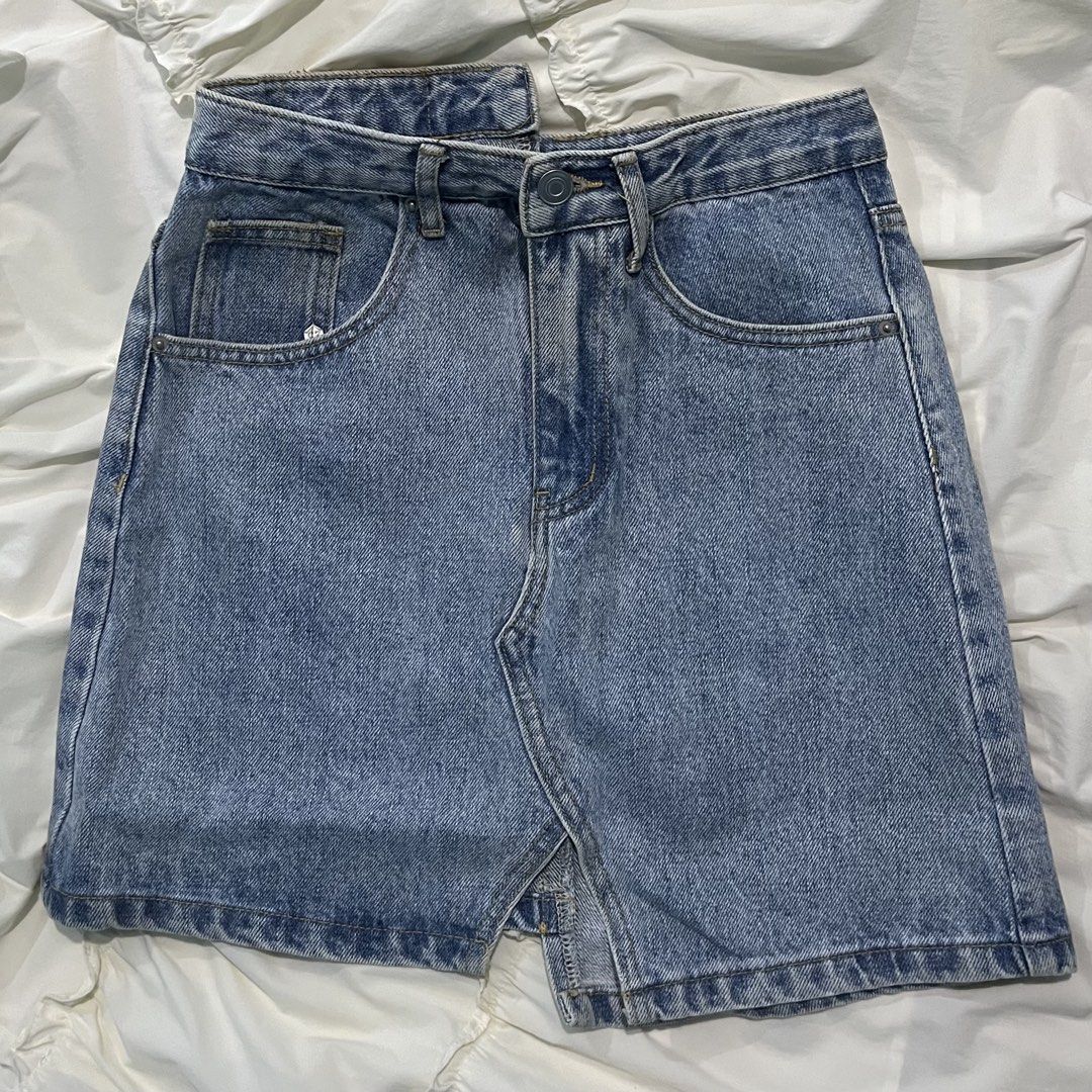 Blue denim mini skirt with front slit (Category: Skirts) located in Kapalong. Submitted by elleclo (Listing ID 1466094416, Image 1). Description: - Flattering high-waist cut with front zipper and button closure MOP: GCASH & MARIBANK.