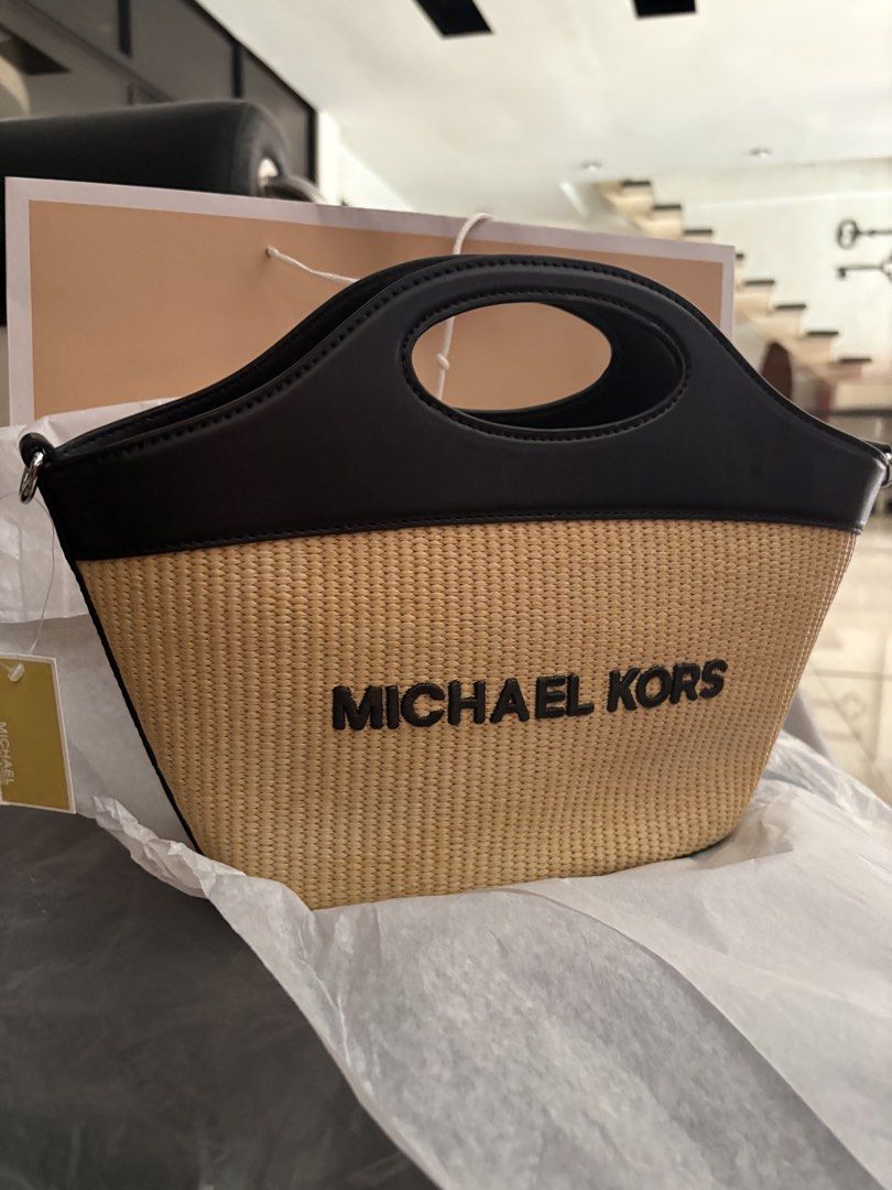 Bnew Michael Kors handbag crossbody (Category: Cross-body Bags) located in Antipolo. Submitted by cherrylblossom (Listing ID 1466014107, Image 3). Description: Fresh from USA Pennsylvania Authentic Michael Kors Handbag/Crossbody Bnew with tag With Paperbag only no dustbag .