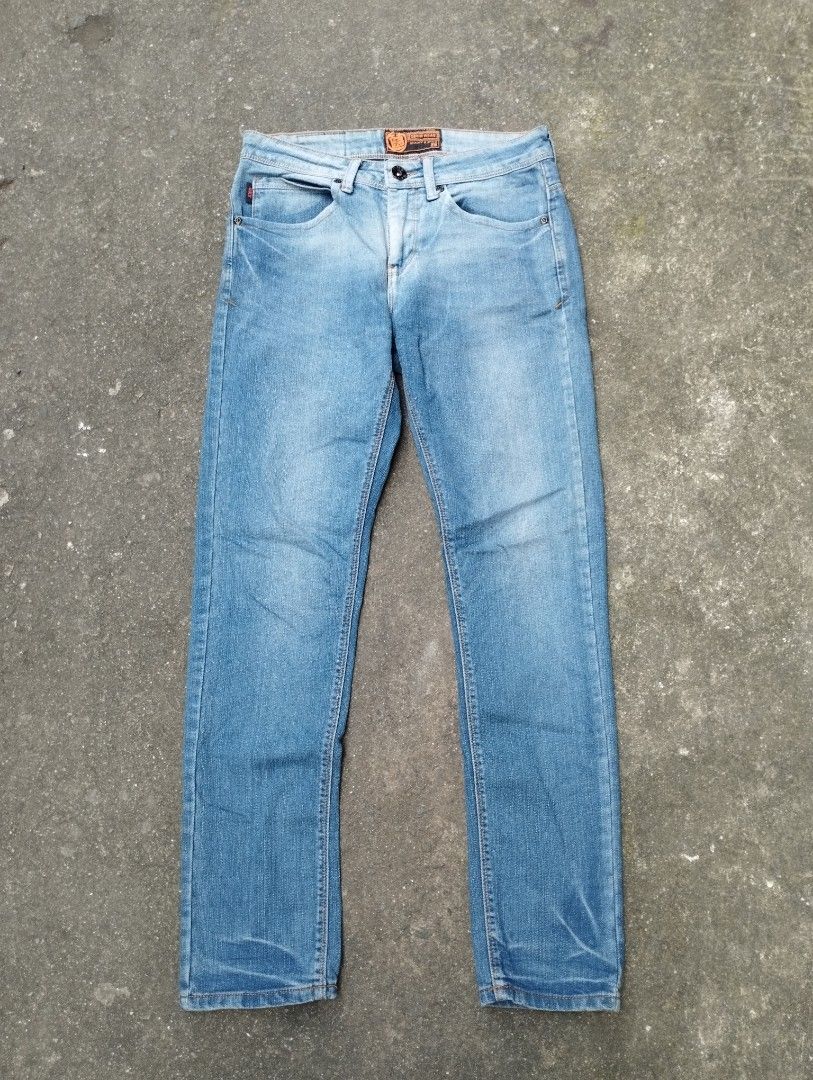 Bny Denim Jeans (Category: Jeans) located in Manila. Submitted by neil_sellingaccount (Listing ID 1466074150, Image 1). Description: 28 waist 38 length 11 tigh 6 leghole good condition no issue.