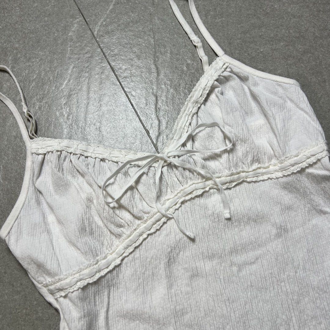 Brandy Melville Arden Top (Category: Sleeveless) located in Manila. Submitted by stakkhaus_ (Listing ID 1466061922, Image 2). Description: Brandy Melville Arden Top Excellent Condition Small frame Width 13 Length 20.