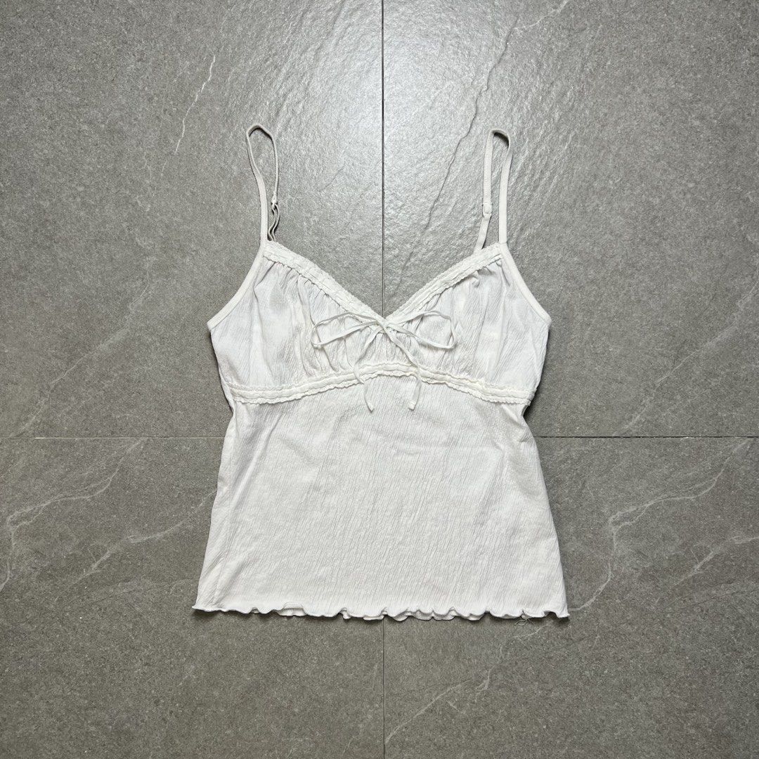 Brandy Melville Arden Top (Category: Sleeveless) located in Manila. Submitted by stakkhaus_ (Listing ID 1466061922, Image 1). Description: Brandy Melville Arden Top Excellent Condition Small frame Width 13 Length 20.