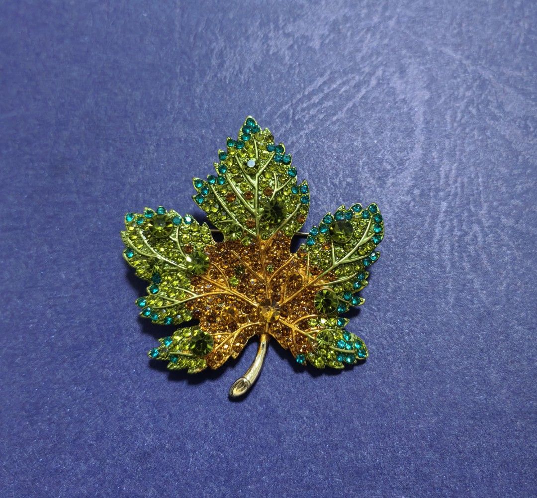 Brooch Pin Maple Leaf (Category: Brooches) located in Taguig. Submitted by jeannescarlet (Listing ID 1465959525, Image 1). Description: 💎Brand New 💎Alloy Material.