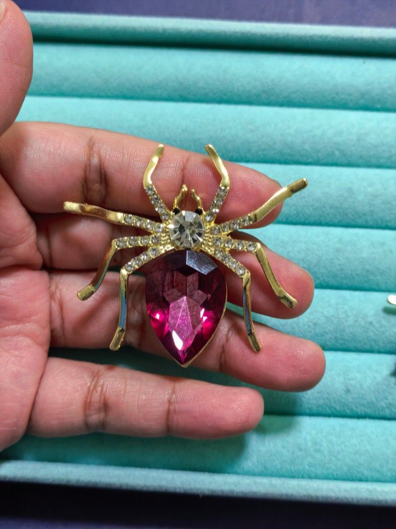 Brooch Pin Mauve Spider (Category: Brooches) located in Taguig. Submitted by jeannescarlet (Listing ID 1466015195, Image 1). Description: 💎Brand New 💎Alloy Material.