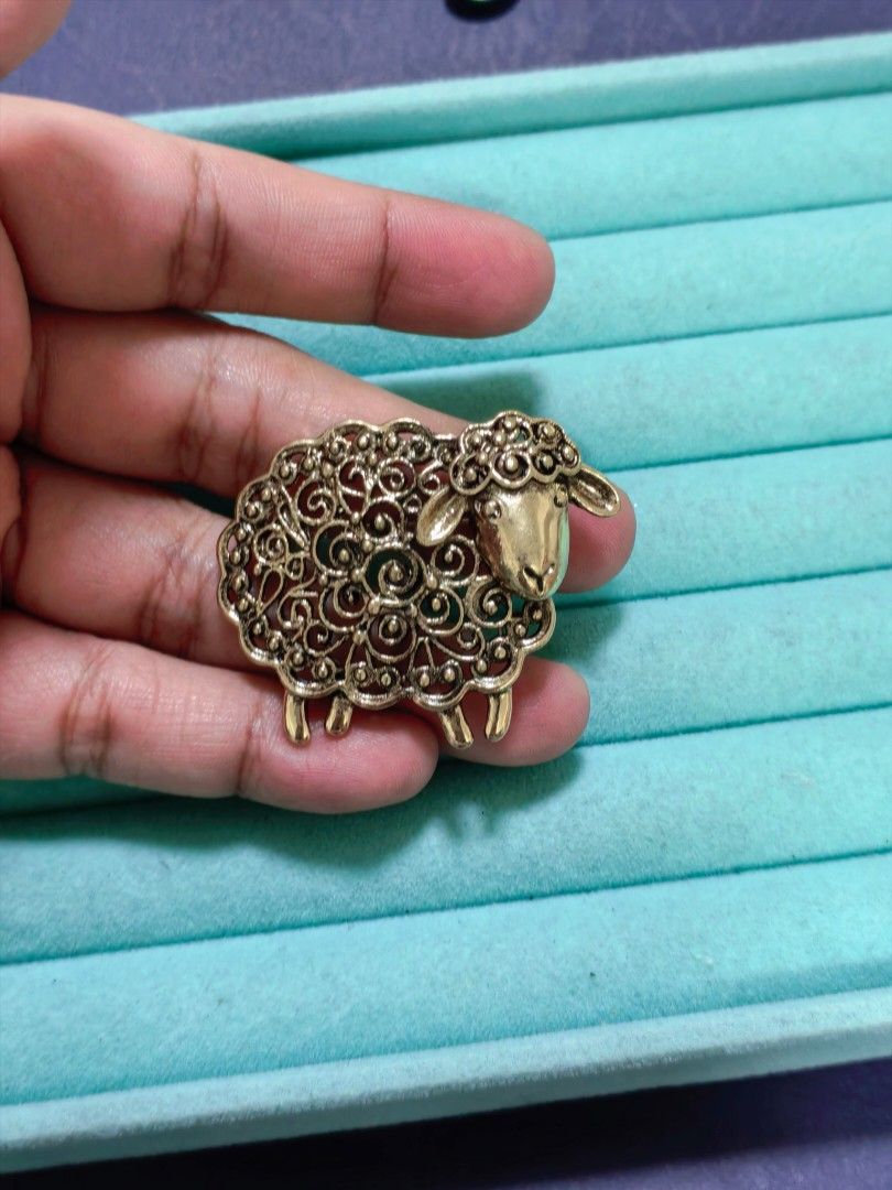 Brooch Pin Sheep (Category: Brooches) located in Taguig. Submitted by jeannescarlet (Listing ID 1465973039, Image 1). Description: 💎Brand New 💎Alloy Material.