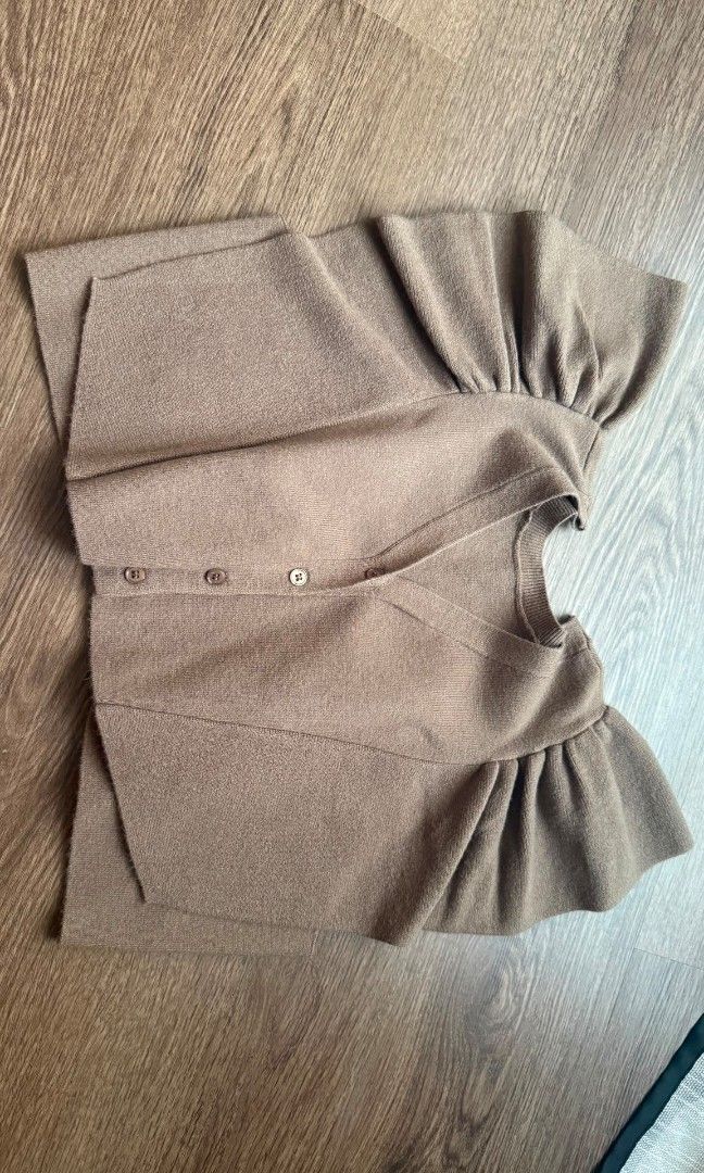 Brown Crop Top (Category: Blouses) located in Manila. Submitted by venus_se (Listing ID 1466076407, Image 1). Description: .