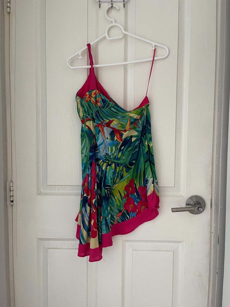 Cache Silk Vintage Tropical Floral Batwing One Shoulder Top (Category: Sleeveless) located in Muntinlupa City. Submitted by thevintageeditbyashley (Listing ID 1465998102, Image 1). Description: -Size is medium but fits xs-medium -No flaws Ibiza, Hibiscus, Flower, Vibrant, Funky, 2000’s, City girl, Drape, Ruffle, Asymmetrical, Farm Rio, Hale Bob, Tori Richard, Zara, Mango, Bebe, BCBG, Juicy Couture, Mcbling, Y2k, Guess, Rampage, Joie, Vince, Refor