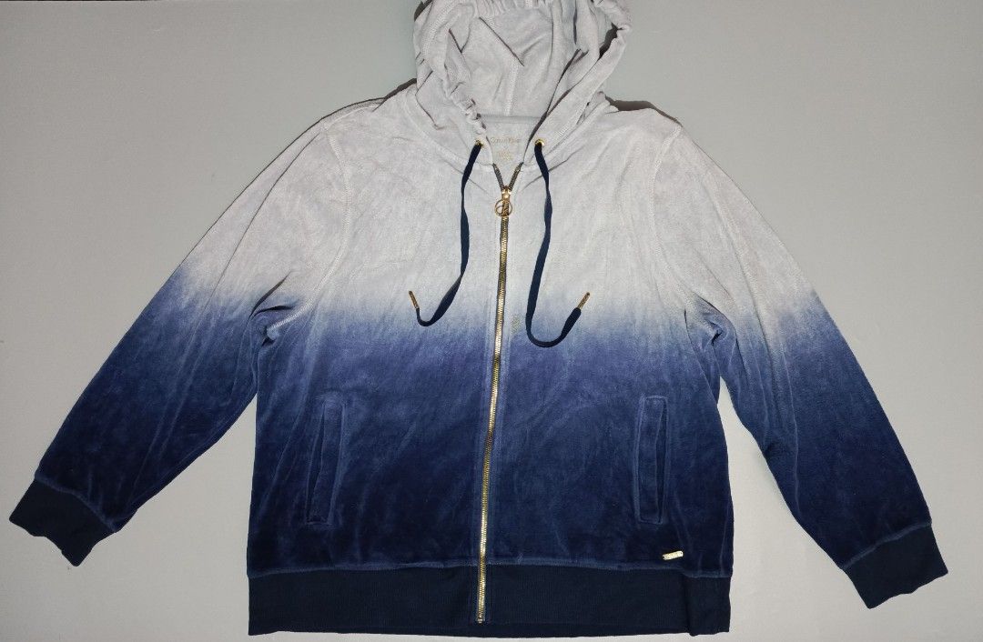 Calvin Klein Hoodie (Category: Coats, Jackets and Outerwear) located in Pasig City. Submitted by lemuel29 (Listing ID 1466025200, Image 3). Description: Calvin Klein Hoodie Size: Medium Fit Issue: Minor Stain MOD: Lalamove or J&T Pm for more info!.