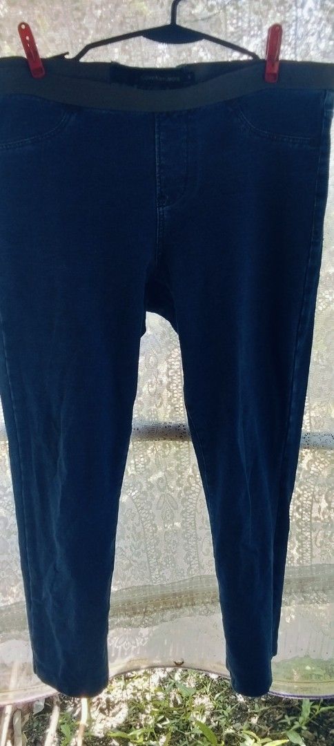 Calvin Klein Jeans Legging Size 6 (Category: Jeans) located in Alaminos. Submitted by dangpreloved01 (Listing ID 1465993022, Image 1). Description: Dark blue denim leggings from Calvin Klein Jeans. Size 6 tag inside. Elastic waistband, faux front pockets, two back patch pockets. Slim fit throughout the legs. Classic denim wash look with comfortable stretch material. Easy to pair with casual tops or sweaters..