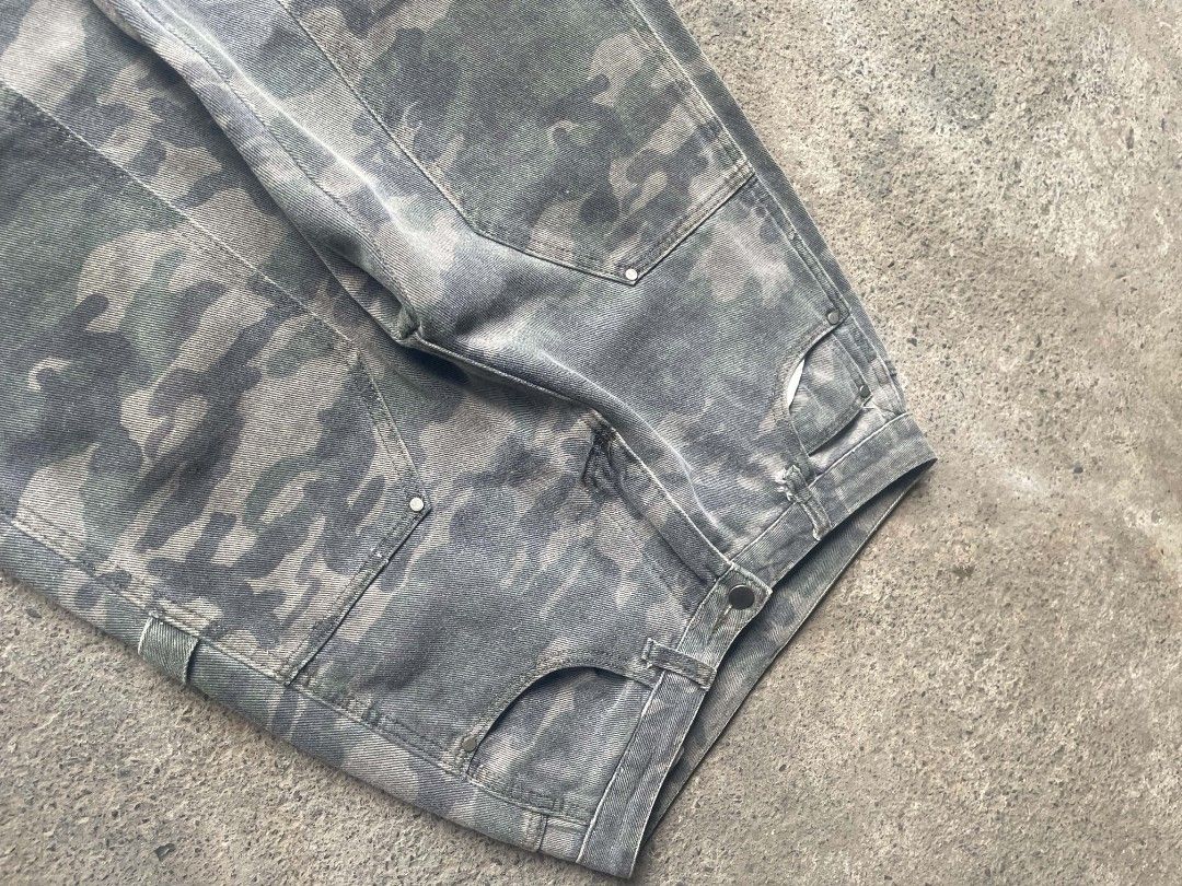 CAMO CARP DKNEE PANTS (Category: Jeans) located in Siniloan. Submitted by jv_anthony (Listing ID 1466093545, Image 2). Description: W-28 L-40 HEM-10 NO ISSUE.