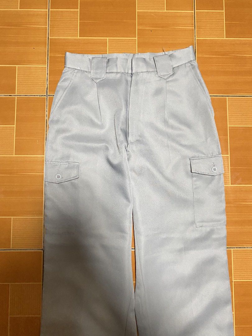 Cargo Pants (Category: Other Bottoms) located in Siniloan. Submitted by klo.zettefinds (Listing ID 1465960009, Image 1). Description: - thick cargo pants - fits best on sizes 27-28 - flatteringgg when worn .