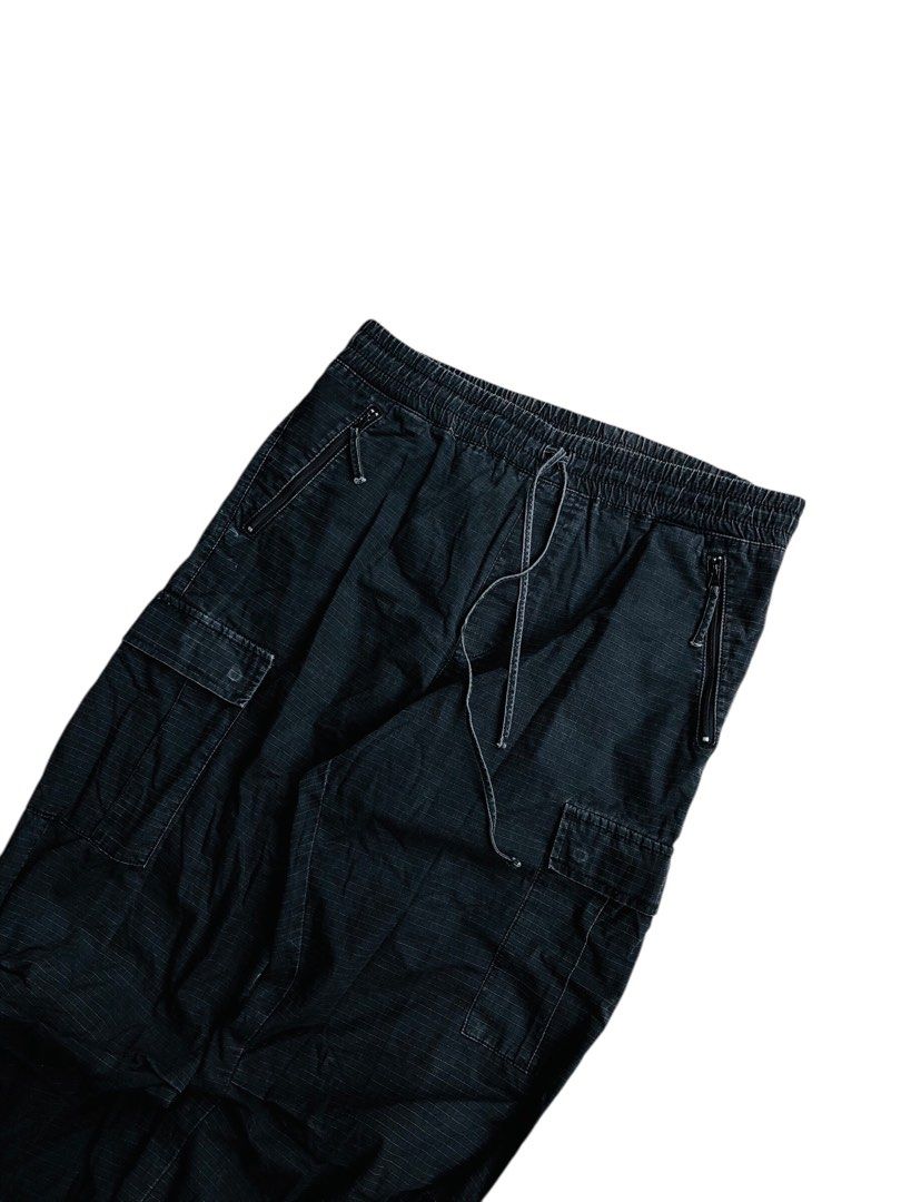 Carhartt Wip Cargo Jogger Pants (Category: Joggers) located in Angeles City. Submitted by wwdrip (Listing ID 1466015621, Image 2). Description: CARHARTT WIPP CARGO JOGGER PANTS♻️ waist : 36-40 length : 43 leg open : 6.5-8 color rate : 9.5/10 | excellent issue : no issue | check details ₱850.