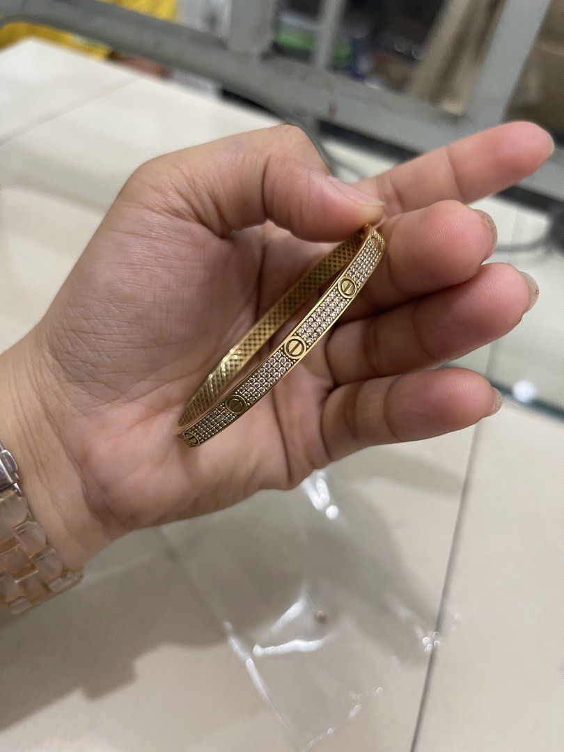 Cartier 18k bangle screw 12.5g (Category: Bracelets) located in Malvar. Submitted by hddecants (Listing ID 1466107131, Image 1). Description: 7200 per gram 12.5x7200=90,000 .
