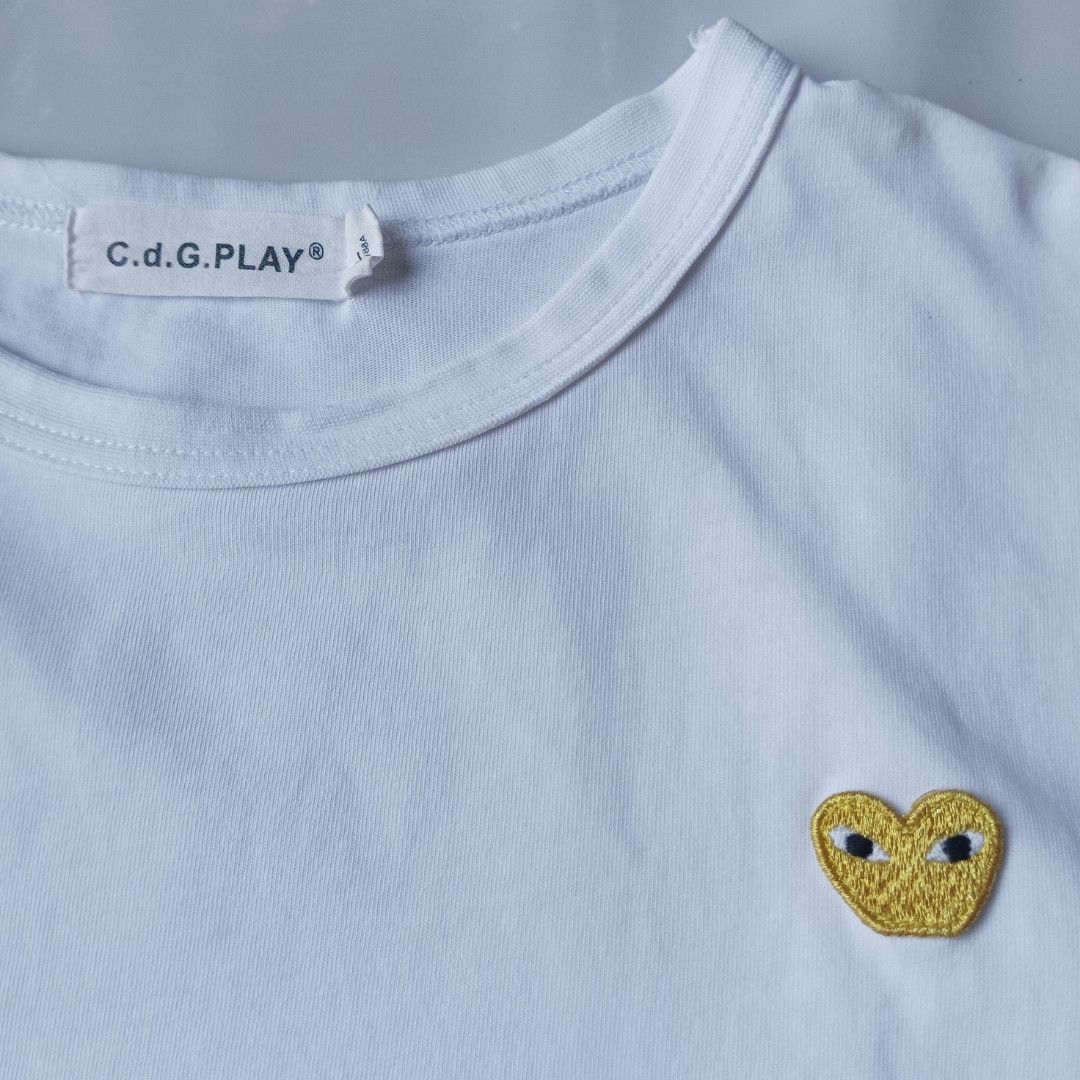 C.d.G Play (Category: Luxury Apparel) located in San Luis. Submitted by 3fted.au (Listing ID 1466079623, Image 2). Description: Comme des Garcons Play Excellent Condition 9.5/10 Color Rate No Issues Dimension(inches) Length: 25 Width: 19 🏷️ 200.