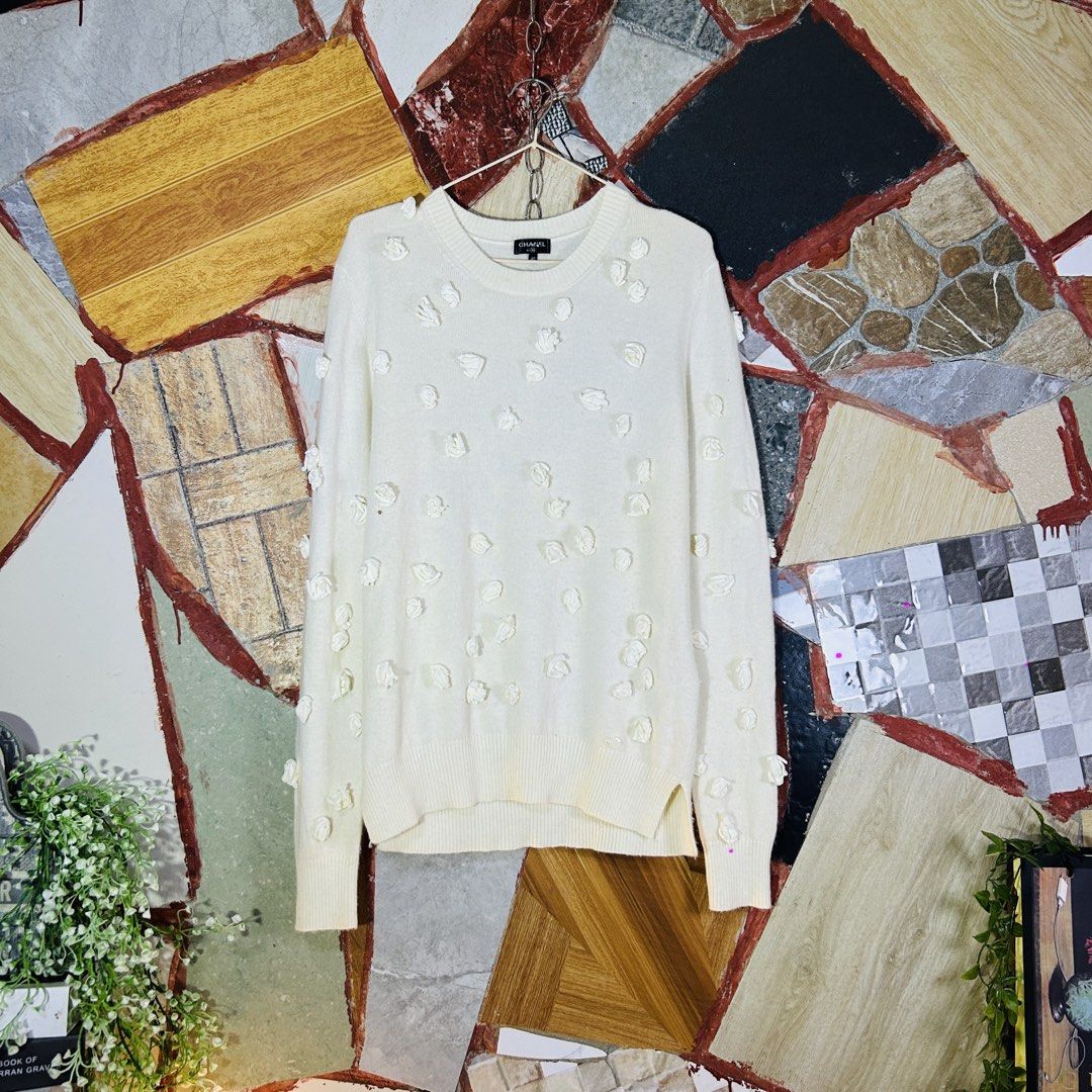 Chanel knit (Category: Luxury Apparel) located in Baguio. Submitted by kckc_luxury (Listing ID 1466082463, Image 2). Description: 🌸 TINY PINK SPOTS ARE LENS DAMAGE, NOT CLOTH STAINS ————————— ❗️KINDLY READ BEFORE MAKING AN OFFER❗️ LISTING DETAILS size:Large width x length (inches):24x28 condition: EXCELLENT --- MOP: Gcash / BPI MOD: J&T / JRS LOCATION: Baguio City --- NOTE: • Manage your expectations • Photos did not go under any edit but colors