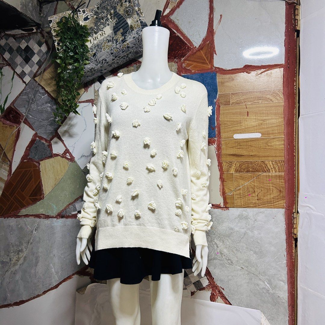 Chanel knit (Category: Luxury Apparel) located in Baguio. Submitted by kckc_luxury (Listing ID 1466082463, Image 1). Description: 🌸 TINY PINK SPOTS ARE LENS DAMAGE, NOT CLOTH STAINS ————————— ❗️KINDLY READ BEFORE MAKING AN OFFER❗️ LISTING DETAILS size:Large width x length (inches):24x28 condition: EXCELLENT --- MOP: Gcash / BPI MOD: J&T / JRS LOCATION: Baguio City --- NOTE: • Manage your expectations • Photos did not go under any edit but colors