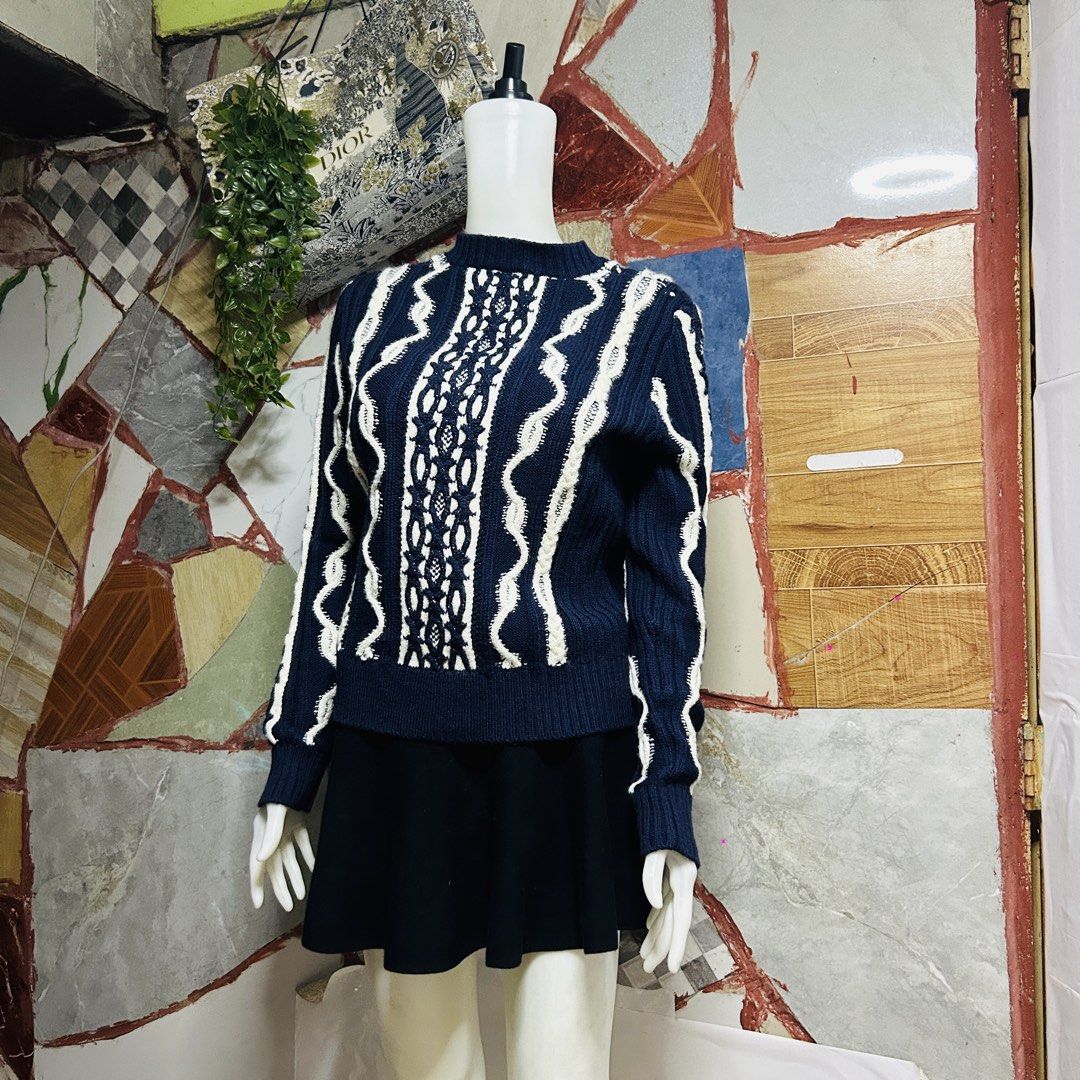 Chanel knit sweater (Category: Luxury Apparel) located in Baguio. Submitted by kckc_luxury (Listing ID 1466081743, Image 2). Description: 🌸 TINY PINK SPOTS ARE LENS DAMAGE, NOT CLOTH STAINS ————————— ❗️KINDLY READ BEFORE MAKING AN OFFER❗️ LISTING DETAILS size:M width x length (inches):24x24 condition: EXCELLENT --- MOP: Gcash / BPI MOD: J&T / JRS LOCATION: Baguio City --- NOTE: • Manage your expectations • Photos did not go under any edit but co