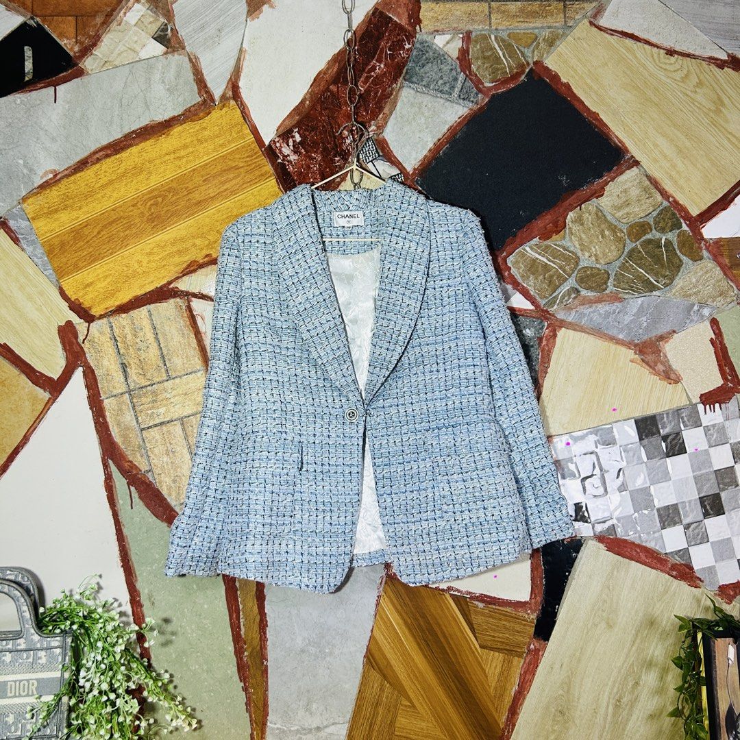 Chanel tweed blazer (Category: Luxury Apparel) located in Baguio. Submitted by kckc_luxury (Listing ID 1466084039, Image 2). Description: 🌸 TINY PINK SPOTS ARE LENS DAMAGE, NOT CLOTH STAINS ————————— ❗️KINDLY READ BEFORE MAKING AN OFFER❗️ LISTING DETAILS size:S-M width x length (inches):19.5x25 condition: EXCELLENT --- MOP: Gcash / BPI MOD: J&T / JRS LOCATION: Baguio City --- NOTE: • Manage your expectations • Photos did not go under any edit bu
