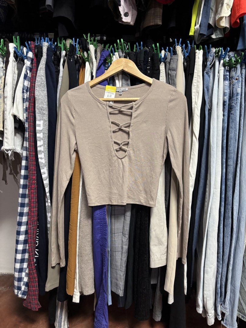 charlotte russe knitted longsleeves (Category: Longsleeves) located in Pila. Submitted by isabelasthriftclothes (Listing ID 1466043074, Image 1). Description: .