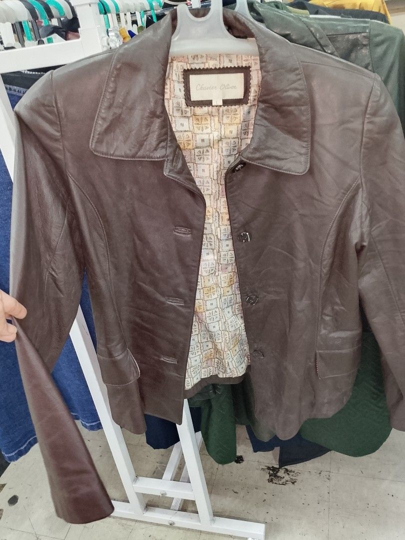 Chavier Oliver Brown Leather Jacket Size L (Category: Coats, Jackets and Outerwear) located in Caloocan City. Submitted by mayn_della (Listing ID 1466150756, Image 1). Description: - Brand: Chavier Oliver - Size: Large - Material: Soft brown leather with structured back paneling - Lining: Eye-catching blue, gold, and white geometric pattern - Closure: Smooth front closure - Style: Classic collar, great for cooler days - Condition: Excellent quali