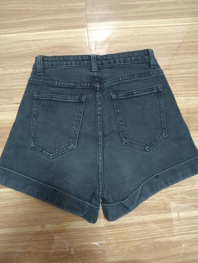 Chic Ven Black Denim Shorts Folded Cuffs Size 24 (Category: Shorts) located in Manila. Submitted by ac_dl (Listing ID 1466112914, Image 2). Description: - Brand: Chic Ven - Size: 24 - Color: Solid dark grey-black - Fit: High-waisted with front button closure - Details: Rolled cuffs, front and back pockets - Condition: Clean wash Handpicked short, never nasuot Size: 24 Mode of Payment: 💙G.cash 🧡Maribank ❤️BPI Mode of Delivery: Same day - Lalamov