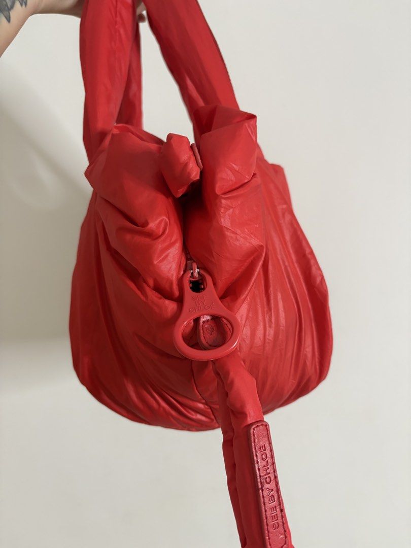 Chloe (Category: Luxury Bags & Wallets) located in Cainta. Submitted by 3rd_street.onlineshop (Listing ID 1466149918, Image 3). Description: Minimal signs of usage, Konti rubs sa leather parts Handbag/shoulder bag Sf not included Payment first .