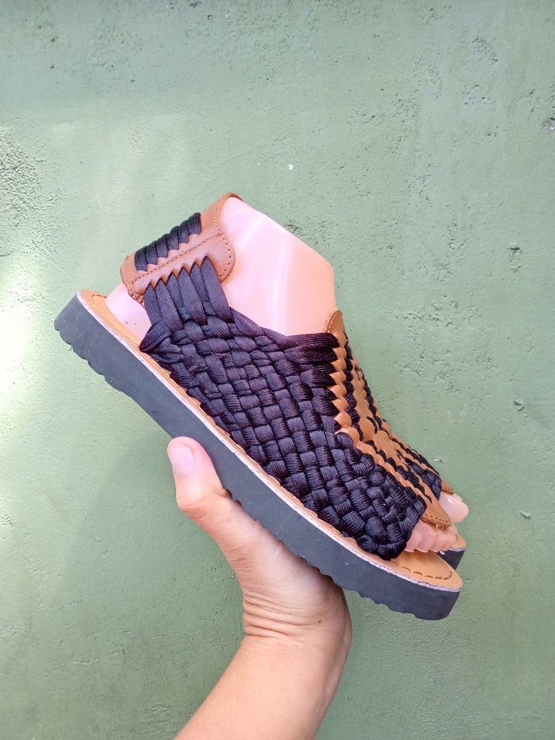 Chubasco original (Category: Flats & Sandals) located in General Santos City (Dadiangas). Submitted by ukayonlineshoppe (Listing ID 1465994963, Image 3). Description: excellent condition 23.5cm stretchable fabric.