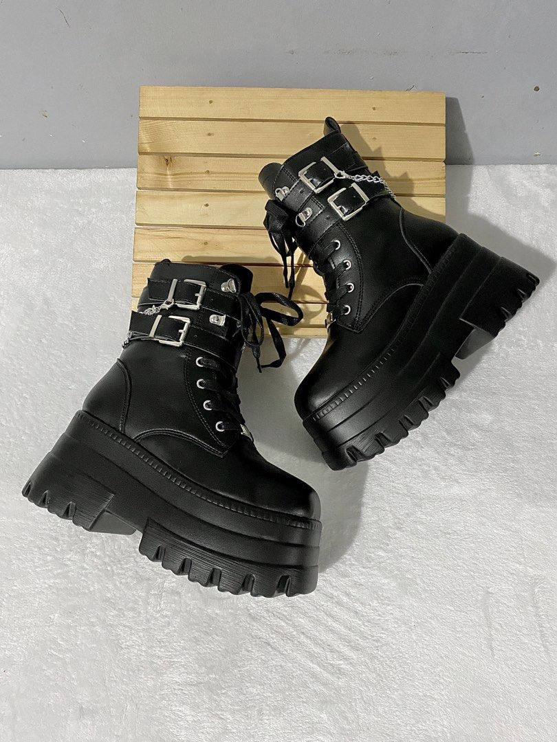 chunky platform laced up boots (Category: Boots) located in Bulacan. Submitted by parapapa (Listing ID 1466106051, Image 3). Description: 37-38 / 24cm front platform 2” back platform 3”.