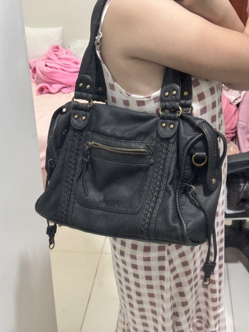 City Tote Bag (Category: Shoulder Bags) located in Villasis. Submitted by thriftbyashi (Listing ID 1466100689, Image 3). Description: Once used No flaws Bought for ₱1300.