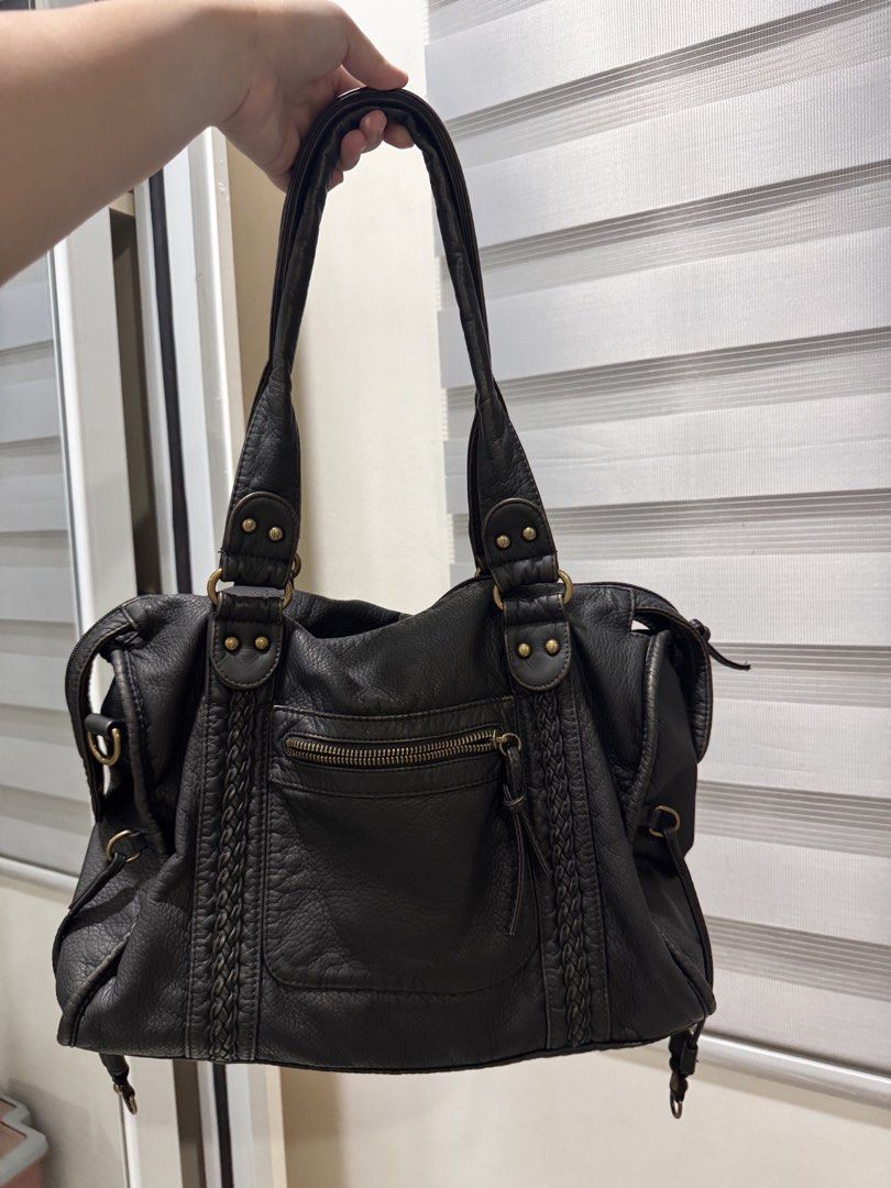 City Tote Bag (Category: Shoulder Bags) located in Villasis. Submitted by thriftbyashi (Listing ID 1466100689, Image 1). Description: Once used No flaws Bought for ₱1300.