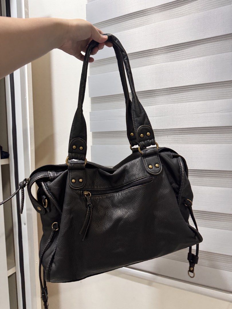 City Tote Bag (Category: Shoulder Bags) located in Villasis. Submitted by thriftbyashi (Listing ID 1466100689, Image 2). Description: Once used No flaws Bought for ₱1300.