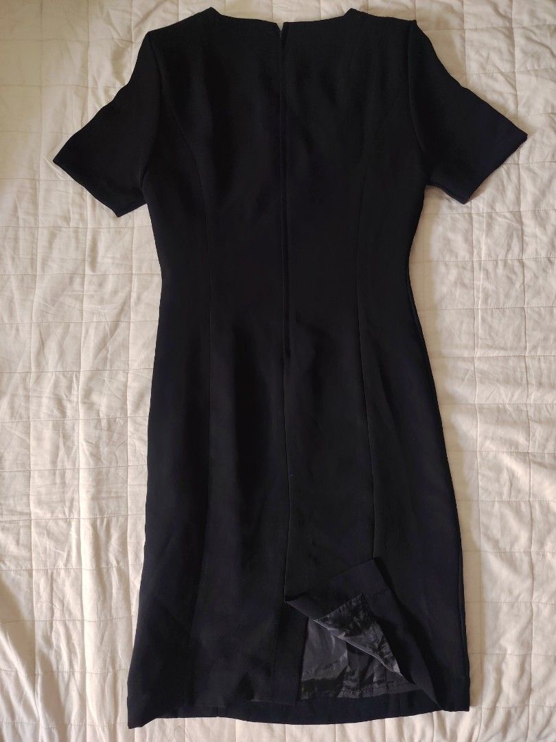 Classic Black Short Sleeve Dress (Category: Dresses) located in Tarlac. Submitted by your_finds (Listing ID 1466025302, Image 2). Description: Description: - S-M ang size - Color black - Square neck - Double lining - With shoulder pad - May zipper sa likod - With back slit Condition: 10/10 / Excellent condition Medida size (inch) Bust: 34 Waist: 29 Length: 40.