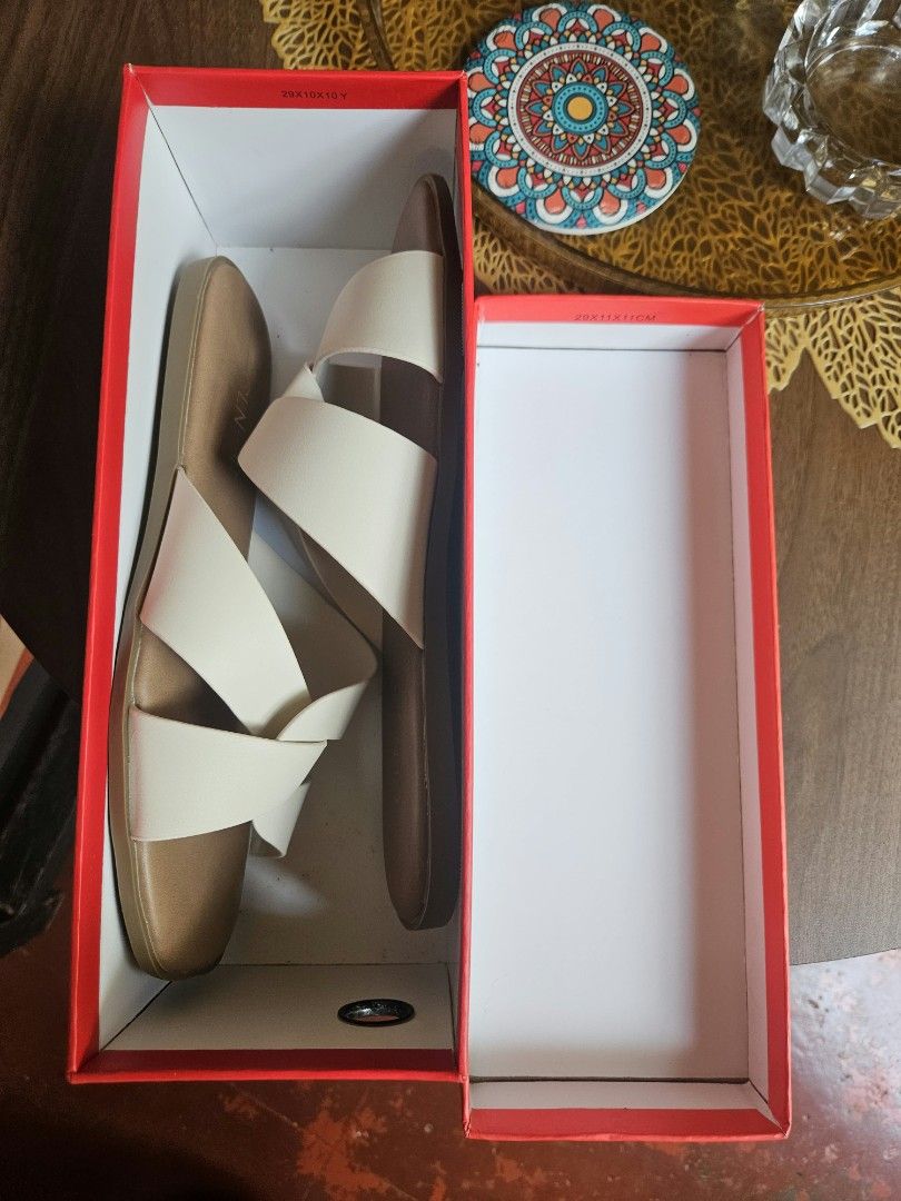 CLN Slides (Category: Flats & Sandals) located in Manila. Submitted by xandmerin (Listing ID 1465971443, Image 2). Description: BRAND NEW, fitted only Never been used 23H - PANAMA Slides Color: Bone Size: 38 With CLN Original Box Rfs: Wrong size, too small for me Price negotiable Sampaloc, Manila area.