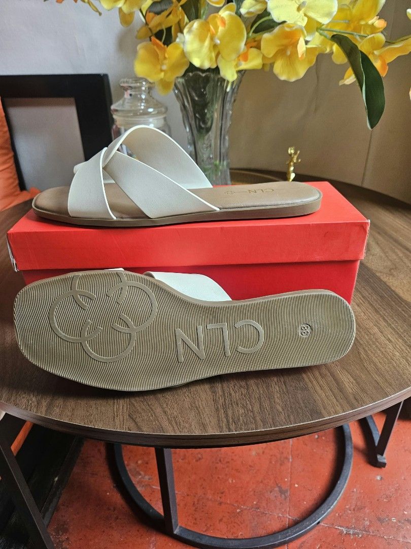CLN Slides (Category: Flats & Sandals) located in Manila. Submitted by xandmerin (Listing ID 1465971443, Image 1). Description: BRAND NEW, fitted only Never been used 23H - PANAMA Slides Color: Bone Size: 38 With CLN Original Box Rfs: Wrong size, too small for me Price negotiable Sampaloc, Manila area.